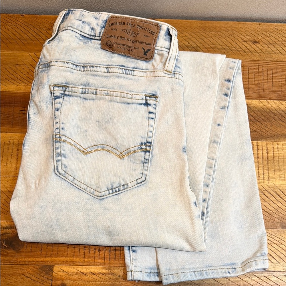 American Eagle Outfitters women’s Light Acid-Wash Jeans - Pale Blue